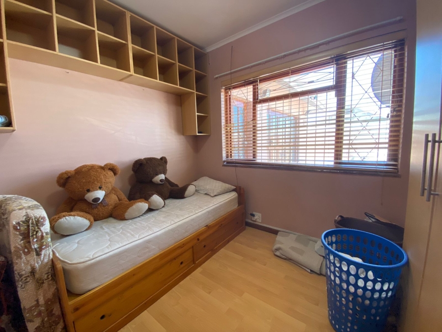 To Let 4 Bedroom Property for Rent in Lansdowne Western Cape